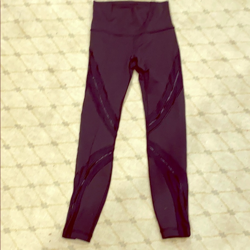 Lululemon yoga pants with detail 🌟